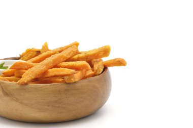 Bir kase taze patates kızartması sarımsaklı aioli ile beyaz arka planda bolca fotokopi alanı ile fotoğraflanmış..