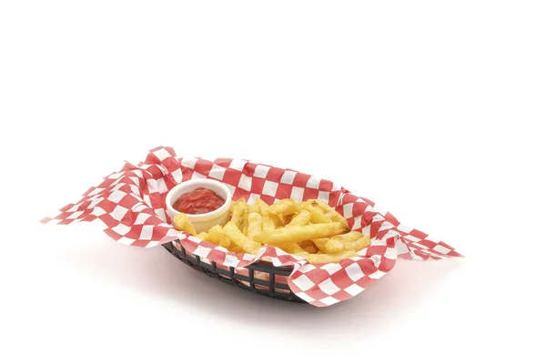 Taze pişmiş patates kızartması ya da patates cipsi sepette beyaz bir arka planda bolca fotokopi alanı ile fotoğraflanmış..