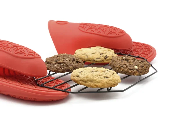 Färsk Bakad Hemlagad Choklad Chip Cookies Med Hasselnötter Vit Bakgrund — Stockfoto