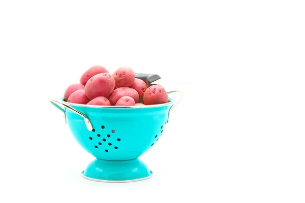 Pequenas Batatas Vermelhas Escorredor Azul Fotografado Fundo Branco Com Amplo — Fotografia de Stock