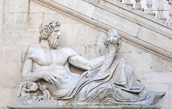 Escultura de mármol del dios del río Tíber, roma —  Fotos de Stock