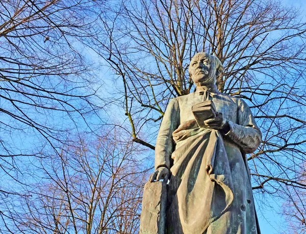 Spiżowa statua Guido Gezelle w Brugii — Zdjęcie stockowe