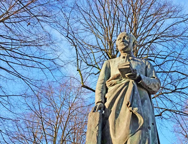 Bronzestatue von guido gezelle in brügge — Stockfoto