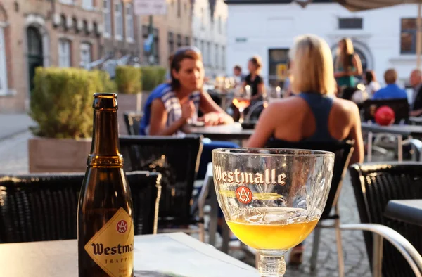 Zaměřit se na sklenku Westmalle, belgické pivo — Stock fotografie
