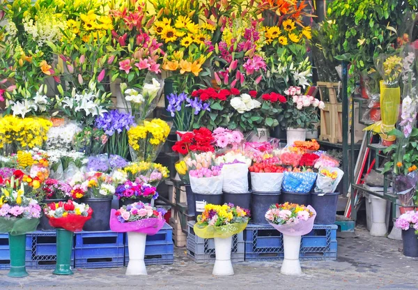 Farbenfroher Blumenladen auf der Straße — Stockfoto