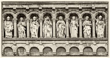 Ayrıntılı gable Our Lady ziyaret Kilisesi, Rochefort, Belçika, Wallonia, antika heykeller farklı kutsal kişilerin, tek renkli sepya görüntü olarak