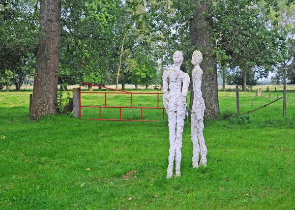 年次野外展白村で ブルージュ ベルギーの彫刻の近くリスセウェフェでアン Vrielinck がアート 今回は 100 彫刻家現代美術の展示します — ストック写真