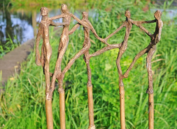 艺术由安 Vrielinck 在每年露天陈列 Lissewege 附近布鲁日 比利时 雕塑在白色村庄 100多名当代艺术雕塑家在这第二十版展出 — 图库照片