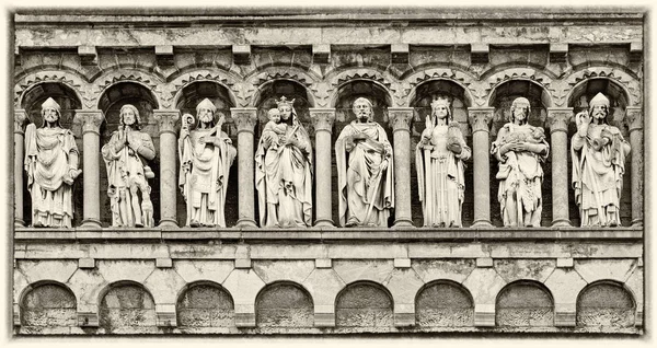 多様な神聖な人物 セピア色のモノクロ画像の聖母訪問教会 ロシュ フォール ベルギーのワロン地域 旧式な彫刻の切妻の詳細 — ストック写真