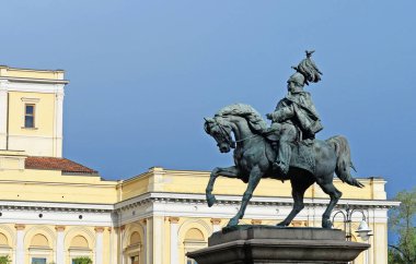 İtalya, Piemonte Novara 'da atında Kral Victor Emanuel 2' nin bronz heykeli.