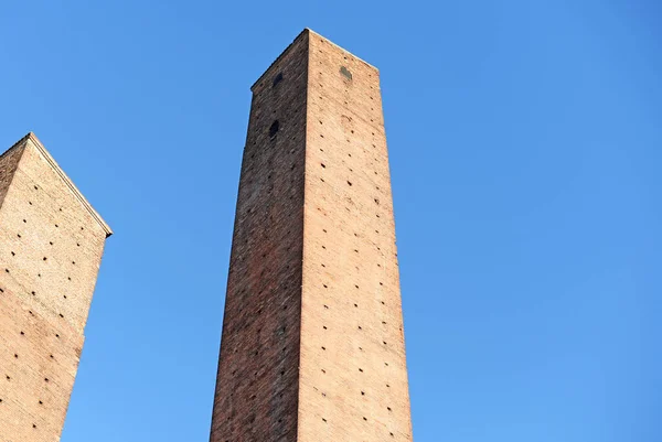 意大利 意大利 欧洲的中世纪塔楼与蓝天相映成趣 — 图库照片