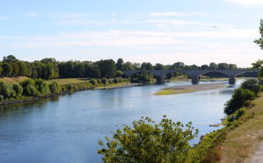 Pavia, İtalya ve Avrupa 'da Ticino nehri üzerinden yaz manzarası