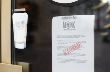 BRUGES, BELGIUM MARCH 2020 Pazar meydanında kapalı restoranlar yeni koronavirüsün hızlı yayılmasına karşı alınan tedbirler veya COVID-19