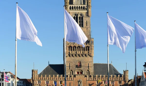 4つの白い旗 医療従事者との連帯の象徴 ベルギーのブルージュの市場広場の鐘楼の前 — ストック写真