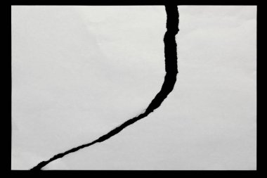 siyah bir arka plan üzerinde yırtık kağıt iki adet