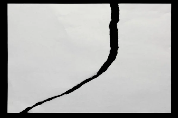 siyah bir arka plan üzerinde yırtık kağıt iki adet