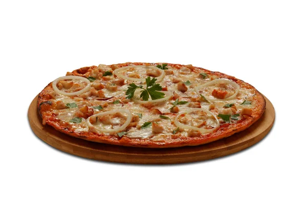 Pizza con becon, pollo, ognion y mozzarella. En el respaldo blanco — Foto de Stock