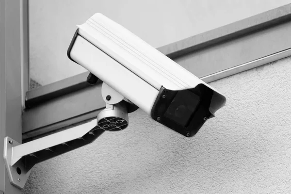 Bina cephesinde güvenlik kamera monte — Stok fotoğraf