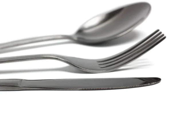 刀子, 叉子和勺子 closup 在白色。聚焦刀 — 图库照片