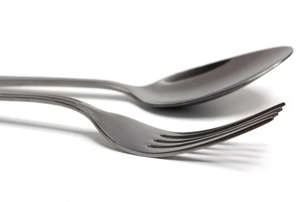 Cierre de tenedor y cuchara en blanco — Foto de Stock
