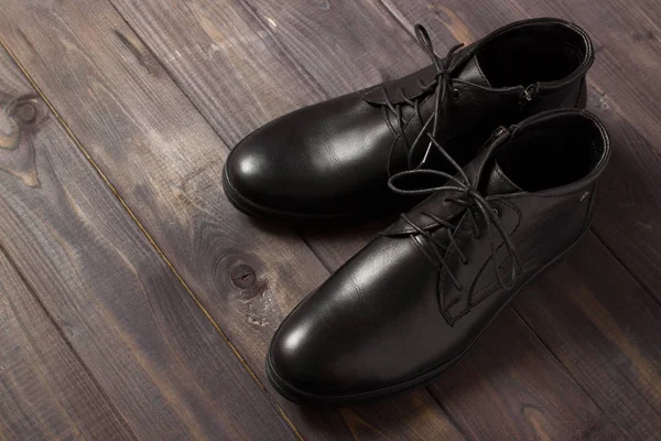 Zwarte Lederen Mannelijke Schoenen Een Houten Vloer — Stockfoto