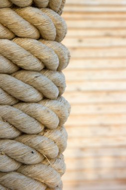 başlık halatı sol tarafta.