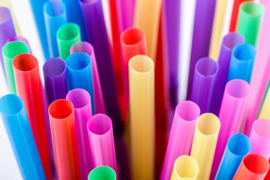 Meyve suyu ve kokteyl için renkli pipetleri yakın plan çekiyoruz. Taze arkaplan