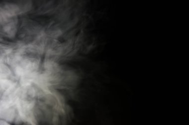 Siyah arkaplanda beyaz duman