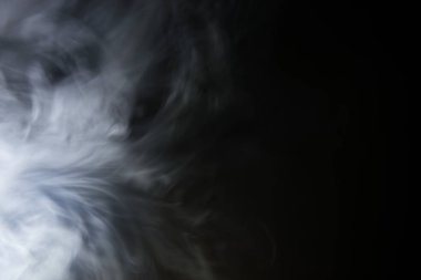 Siyah arkaplanda beyaz duman