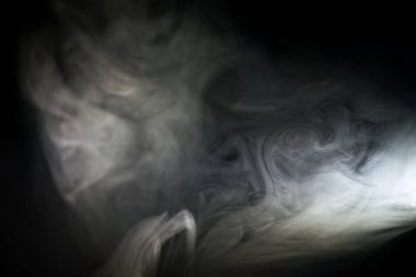 Siyah arkaplanda beyaz duman