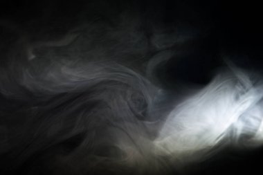 Siyah arkaplanda beyaz duman