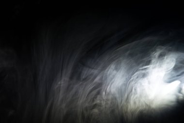 Siyah arkaplanda beyaz duman