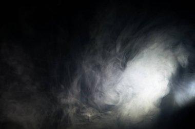 Siyah arkaplanda beyaz duman