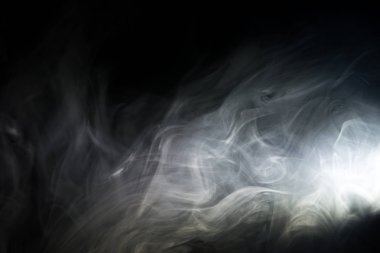 Siyah arkaplanda beyaz duman