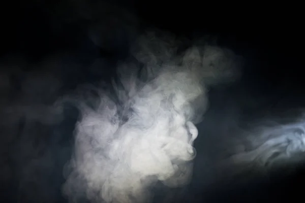 검은 배경에 하얀 연기 — 스톡 사진