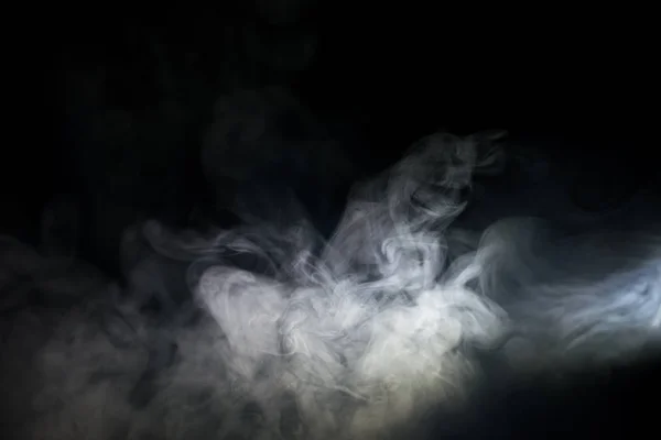 검은 배경에 하얀 연기 — 스톡 사진