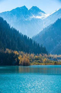 Kar yağışı, dağ gölü 