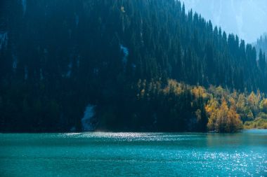 Kar yağışı, dağ gölü 