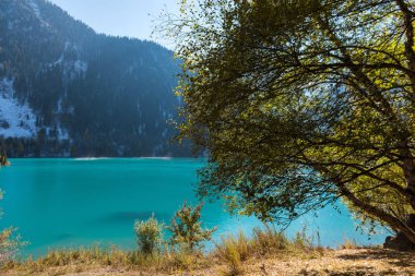 Kar yağışı, dağ gölü 