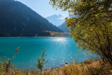 Kar yağışı, dağ gölü 