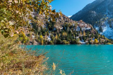 Kar yağışı, dağ gölü 