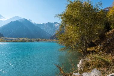 Kar yağışı, dağ gölü 