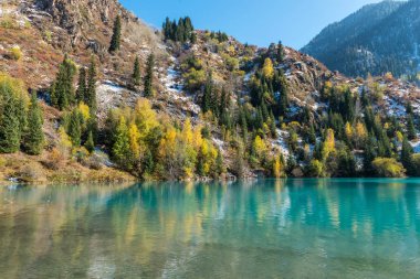 Kar yağışı, dağ gölü 