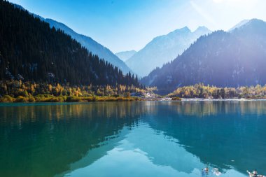 Kar yağışı, dağ gölü 