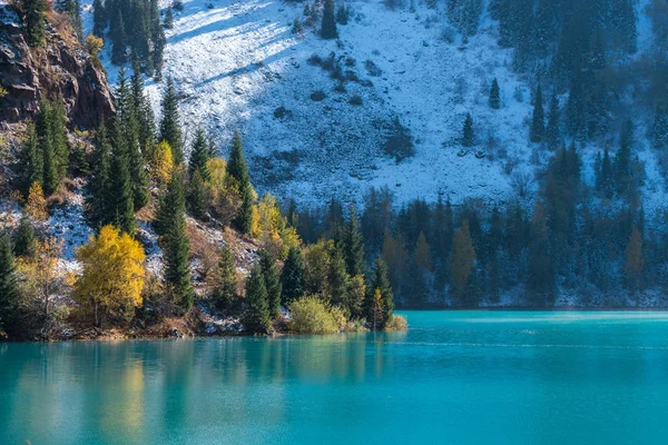 Jesienne zdjęcie po śniegu, górskie jezioro "Issyk" — Zdjęcie stockowe