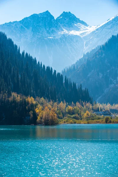 Kar yağışı, dağ gölü 