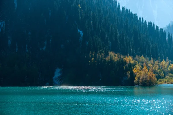 Kar yağışı, dağ gölü 