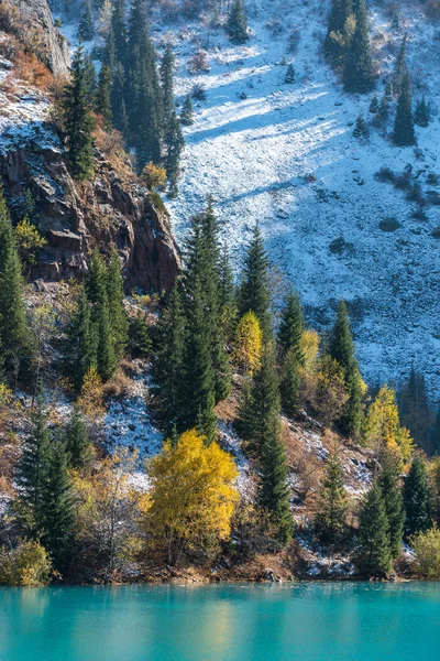 秋天的照片后降雪，山"伊塞克湖" — 图库照片