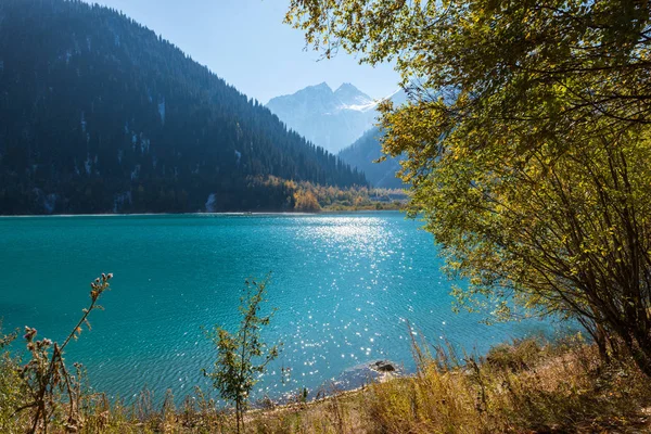 Kar yağışı, dağ gölü 