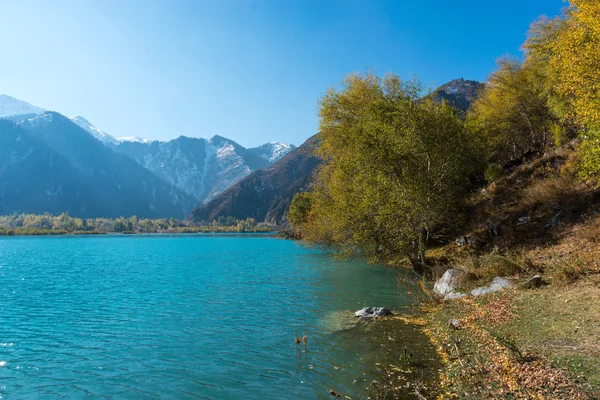 Kar yağışı, dağ gölü 